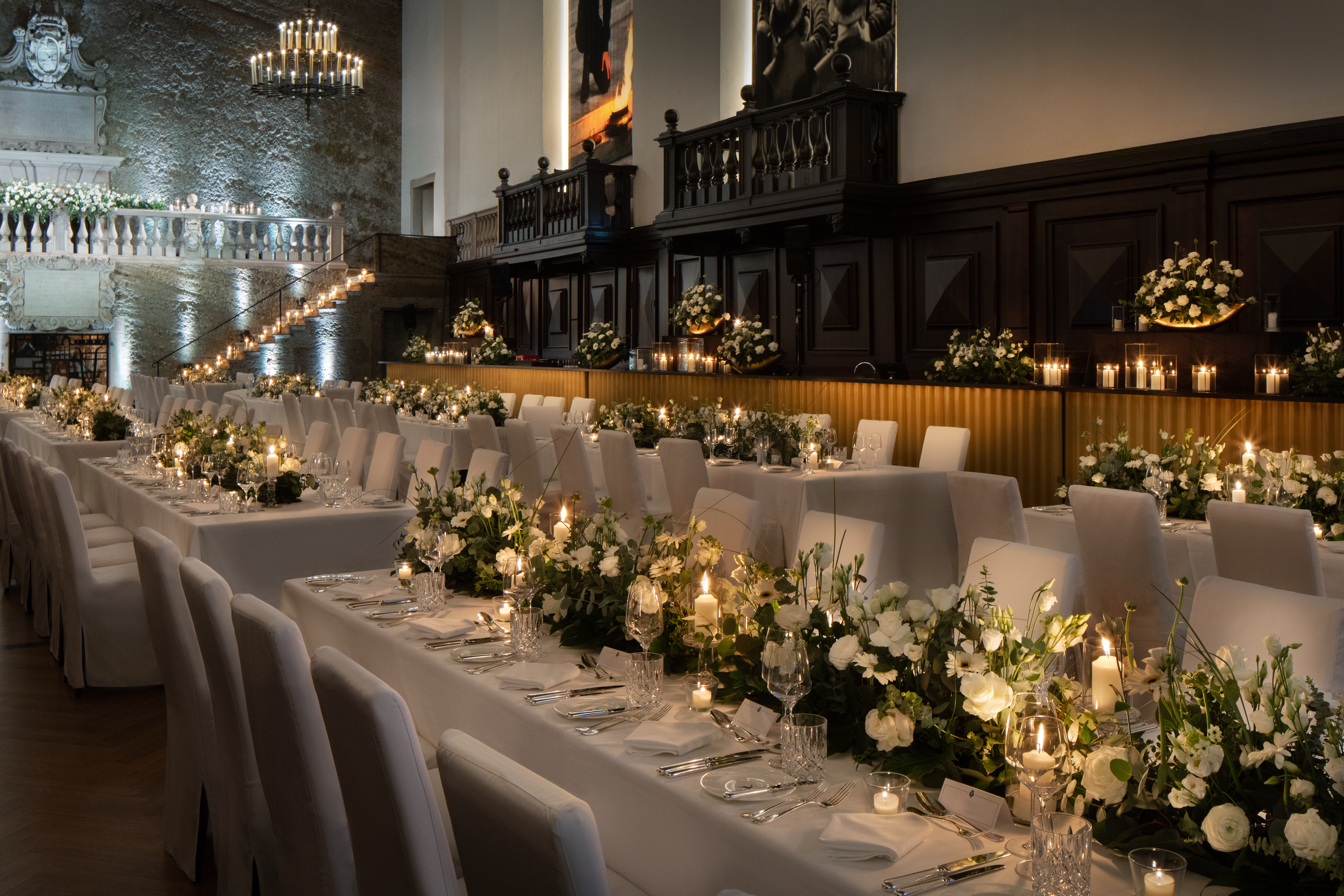White table decor and candlelit floral arrangements in Karl Böhm Saal
